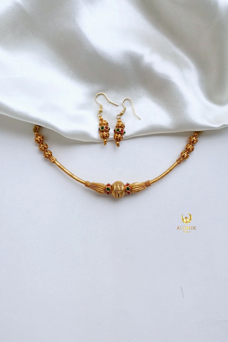 Hasli type short necklace 