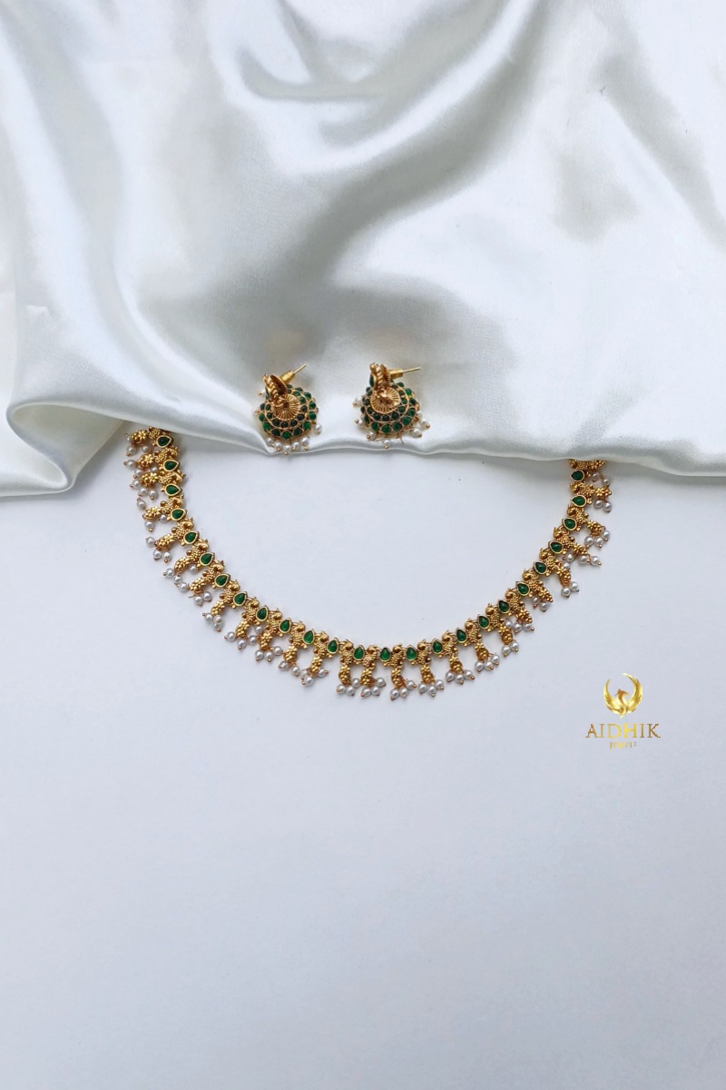 Simple necklace green with pearls