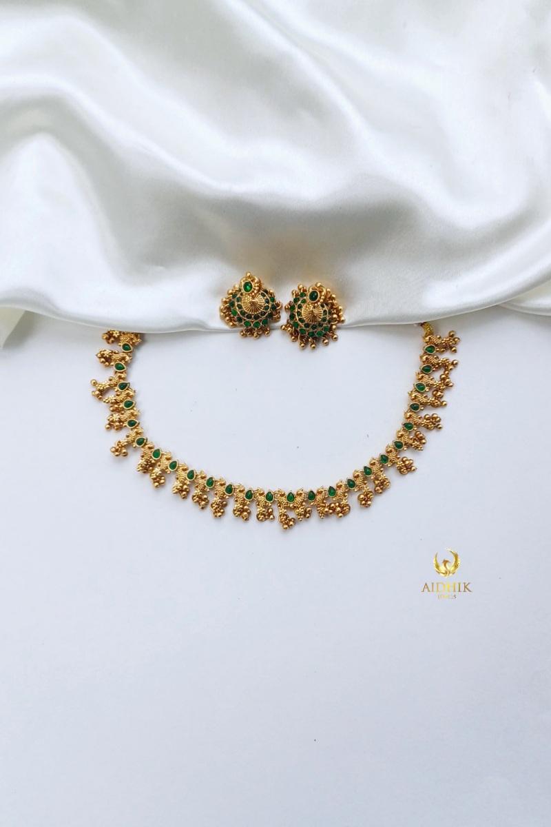 Simple necklaces green with golden beads