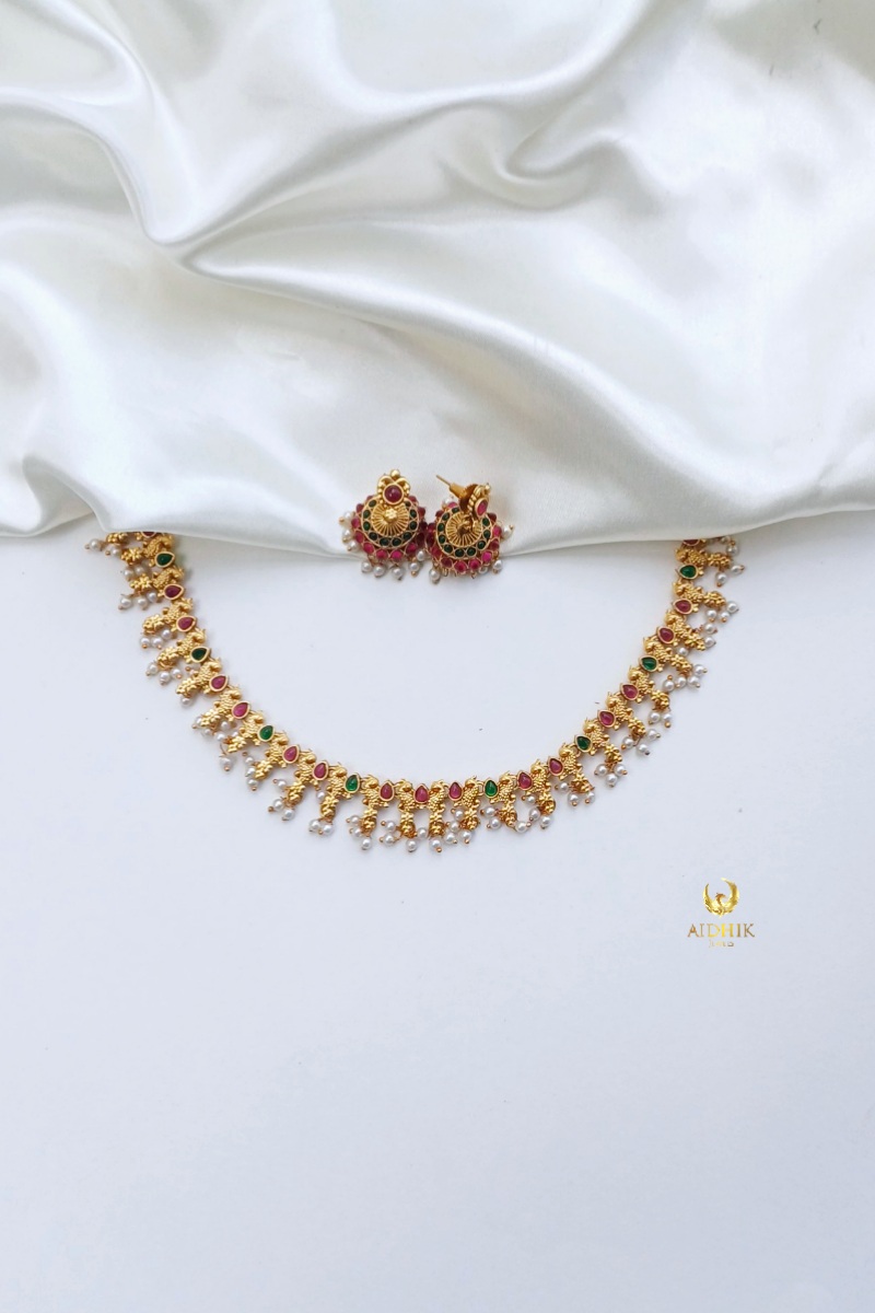 Simple necklace ruby green with pearls