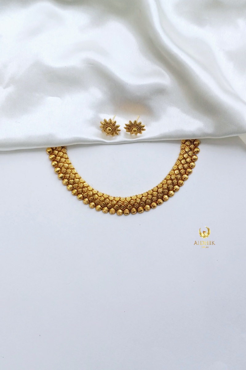 Short necklace 