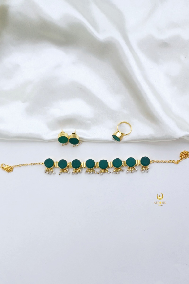Rawstone choker with earrings and rings green